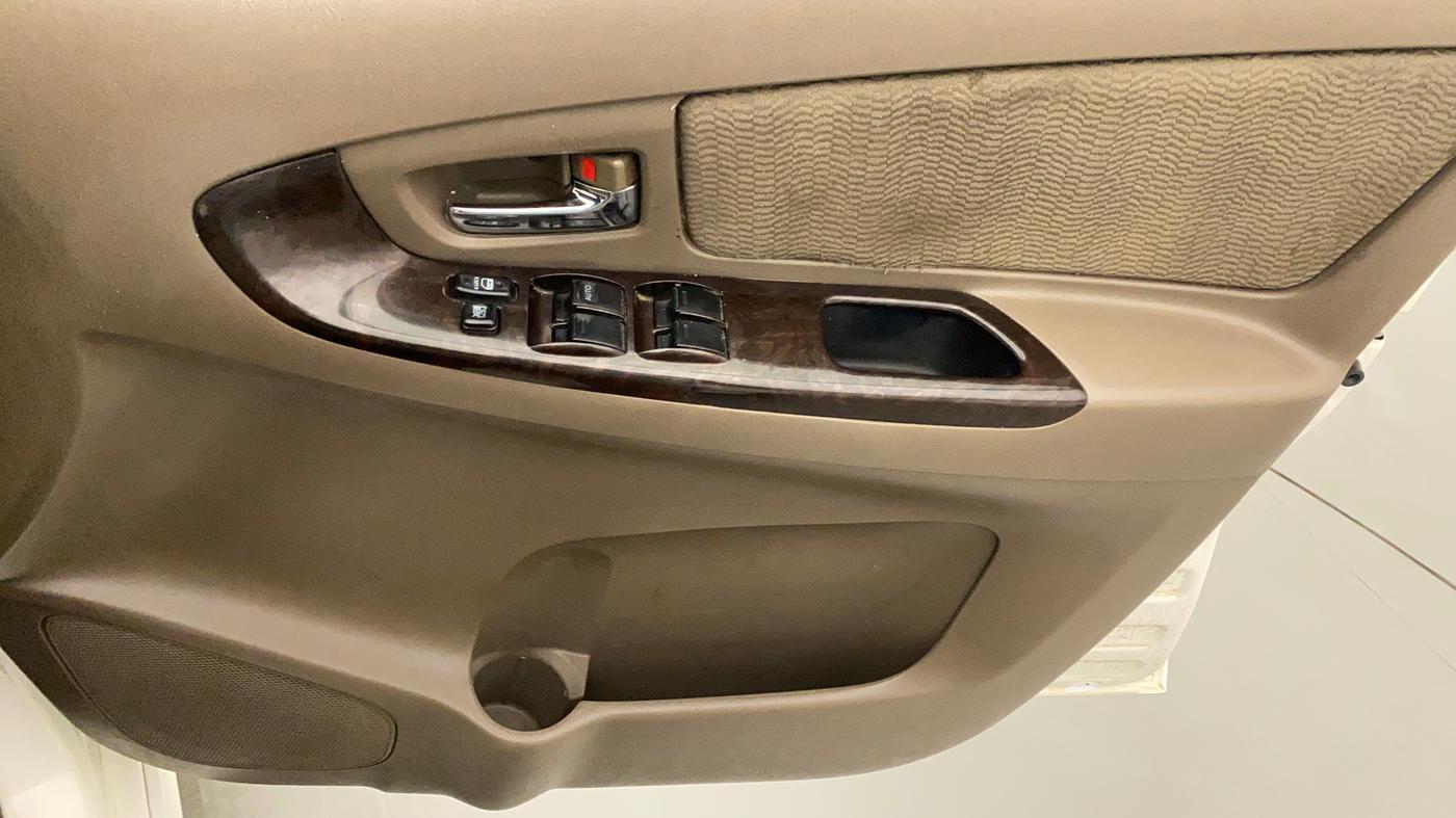 2015 Toyota Innova 2.5 VX 7 STR, Diesel, Manual, 1,21,038 km, Driver Side Door Panels Control