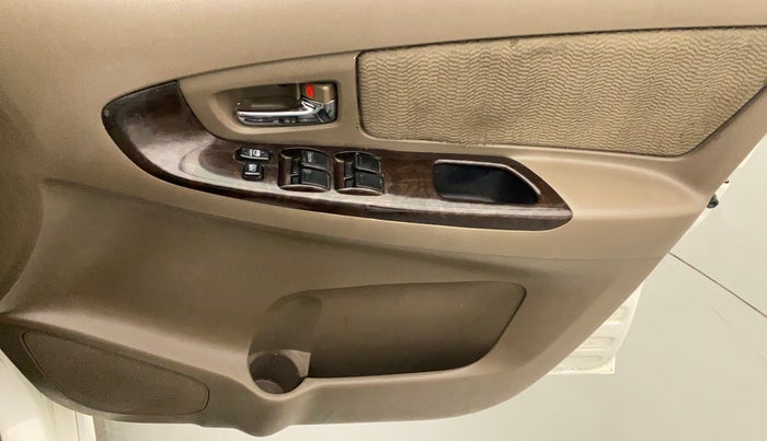2015 Toyota Innova 2.5 VX 7 STR, Diesel, Manual, 1,21,038 km, Driver Side Door Panels Control