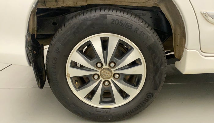 2015 Toyota Innova 2.5 VX 7 STR, Diesel, Manual, 1,21,038 km, Right Rear Wheel