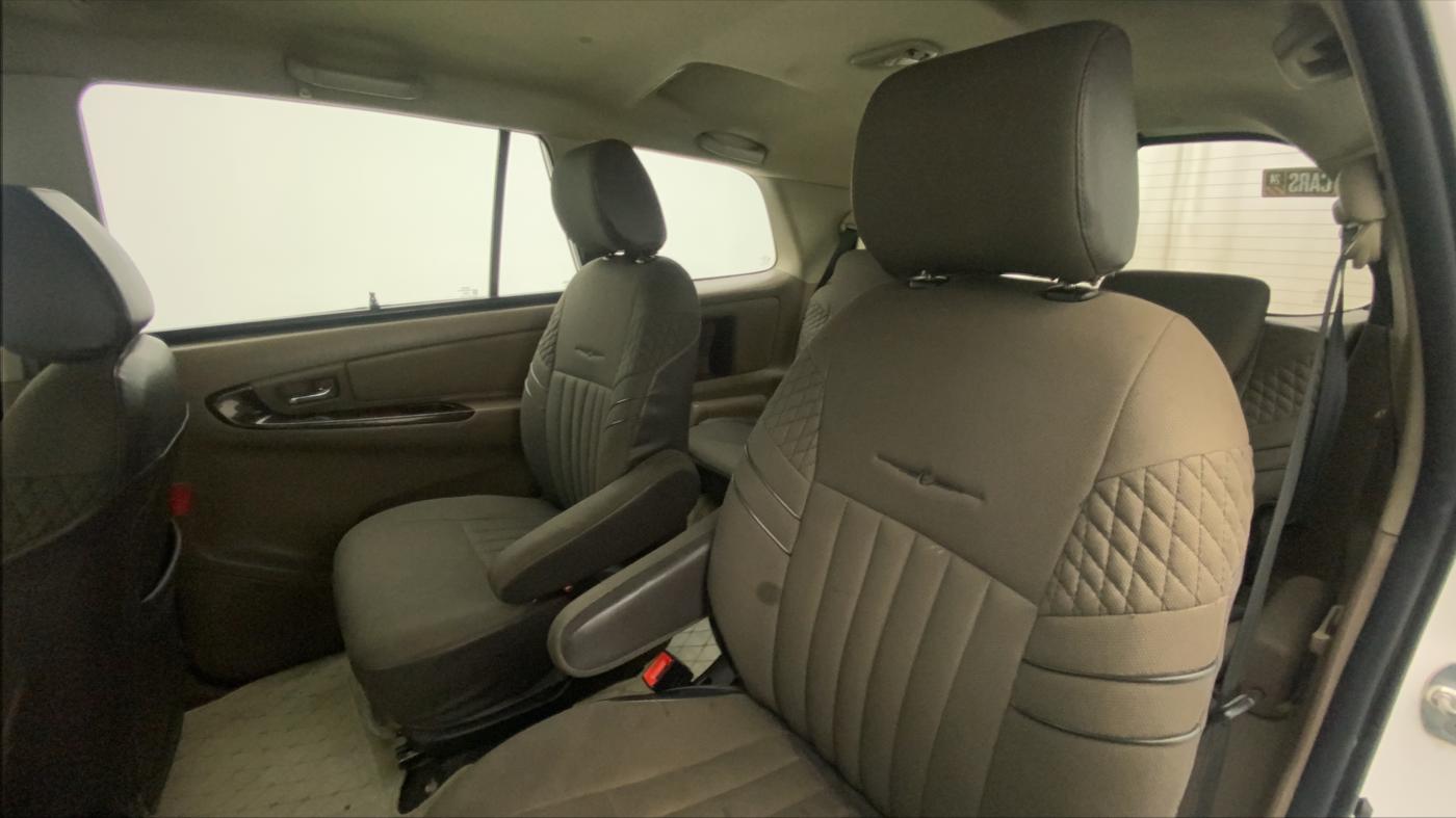 2015 Toyota Innova 2.5 VX 7 STR, Diesel, Manual, 1,21,038 km, Right Side Rear Door Cabin