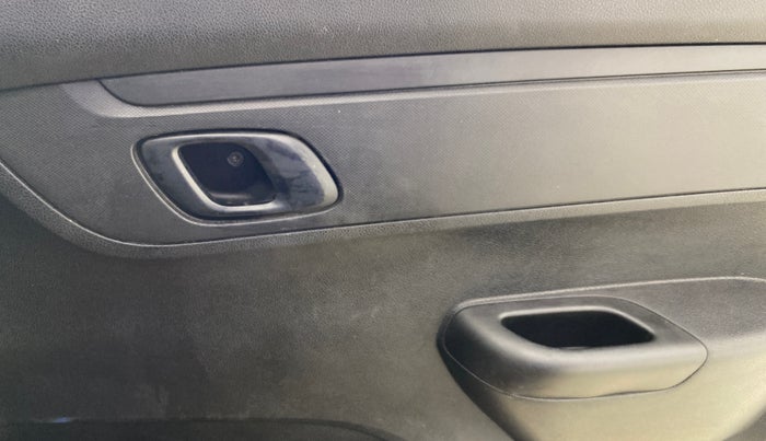 2018 Renault Kwid RXT 0.8 (O), Petrol, Manual, 97,880 km, Driver Side Door Panels Control