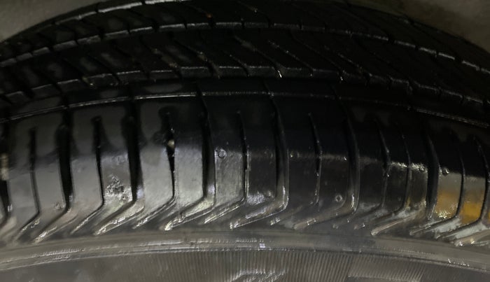 2014 Maruti Ritz VXI, Petrol, Manual, 63,935 km, Right Rear Tyre Tread