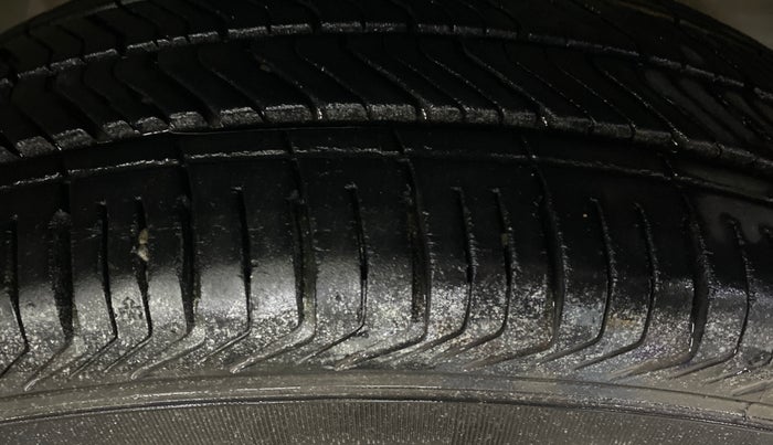 2014 Maruti Ritz VXI, Petrol, Manual, 63,935 km, Right Front Tyre Tread