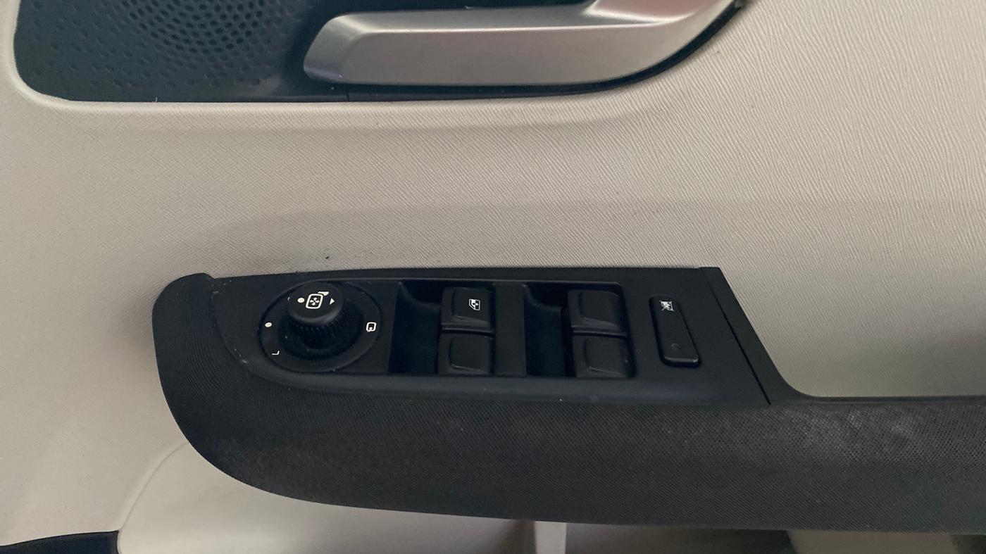 2023 Tata ALTROZ XZ + SUNROOF, Petrol, Manual, 19,562 km, Driver Side Door Panels Control
