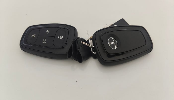 2023 Tata ALTROZ XT PETROL, Petrol, Manual, 15,498 km, Key Close Up