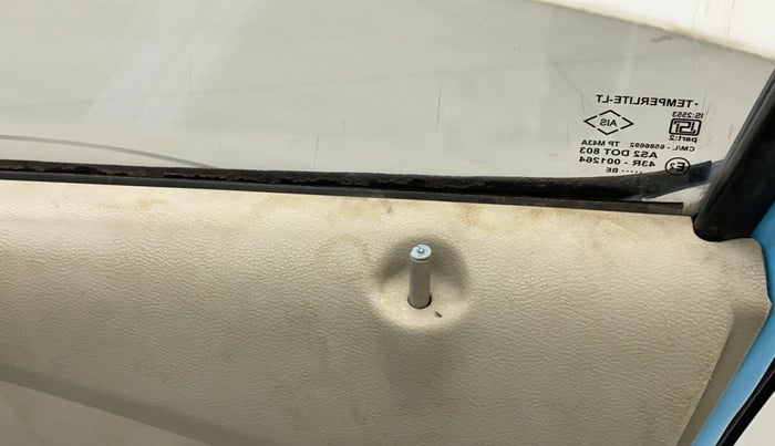 2014 Datsun Go D, Petrol, Manual, 97,917 km, Lock system - Door lock knob has minor damage