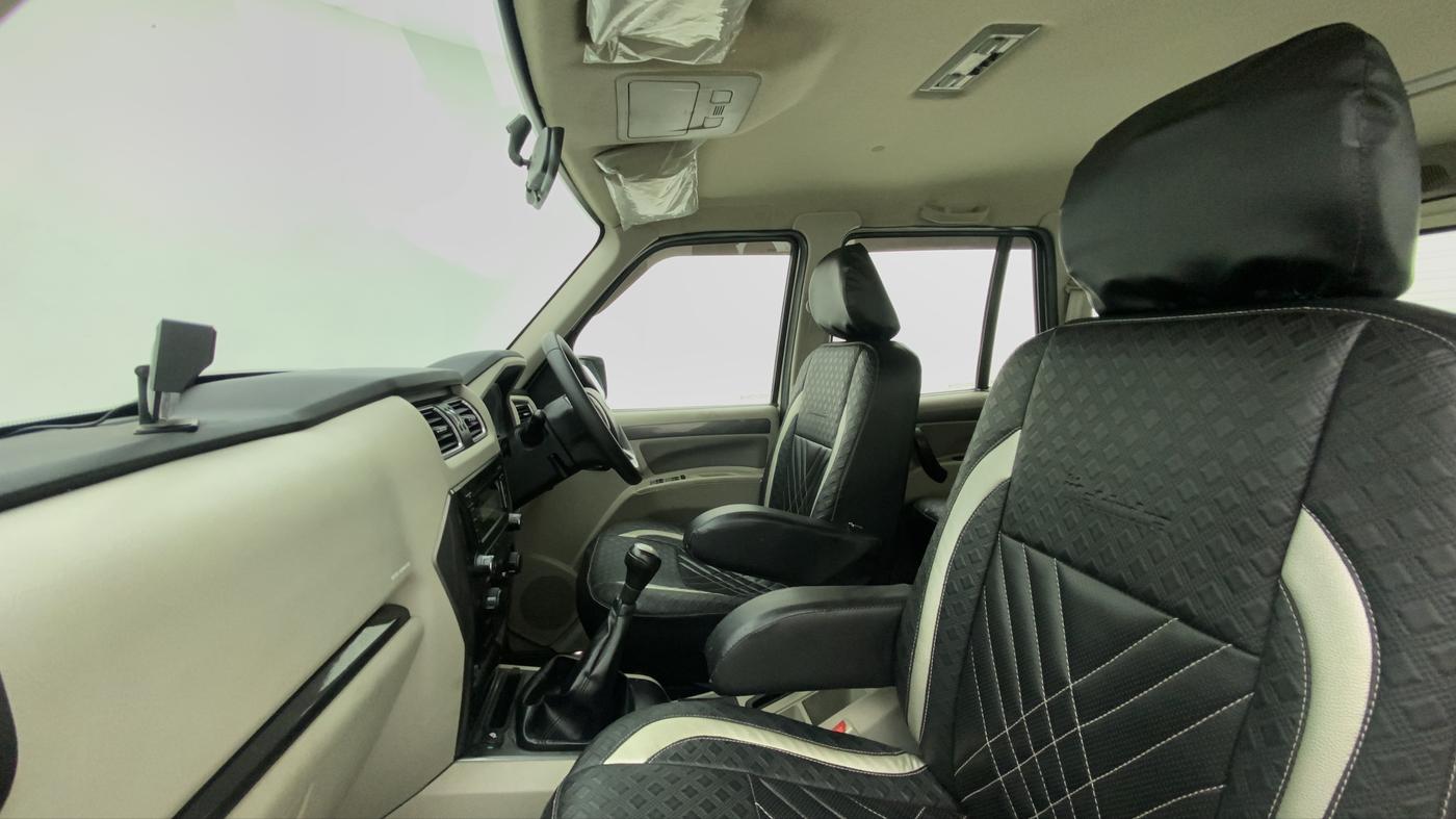 2018 Mahindra Scorpio S7 120 BHP 2WD, Diesel, Manual, 29,165 km, Right Side Front Door Cabin