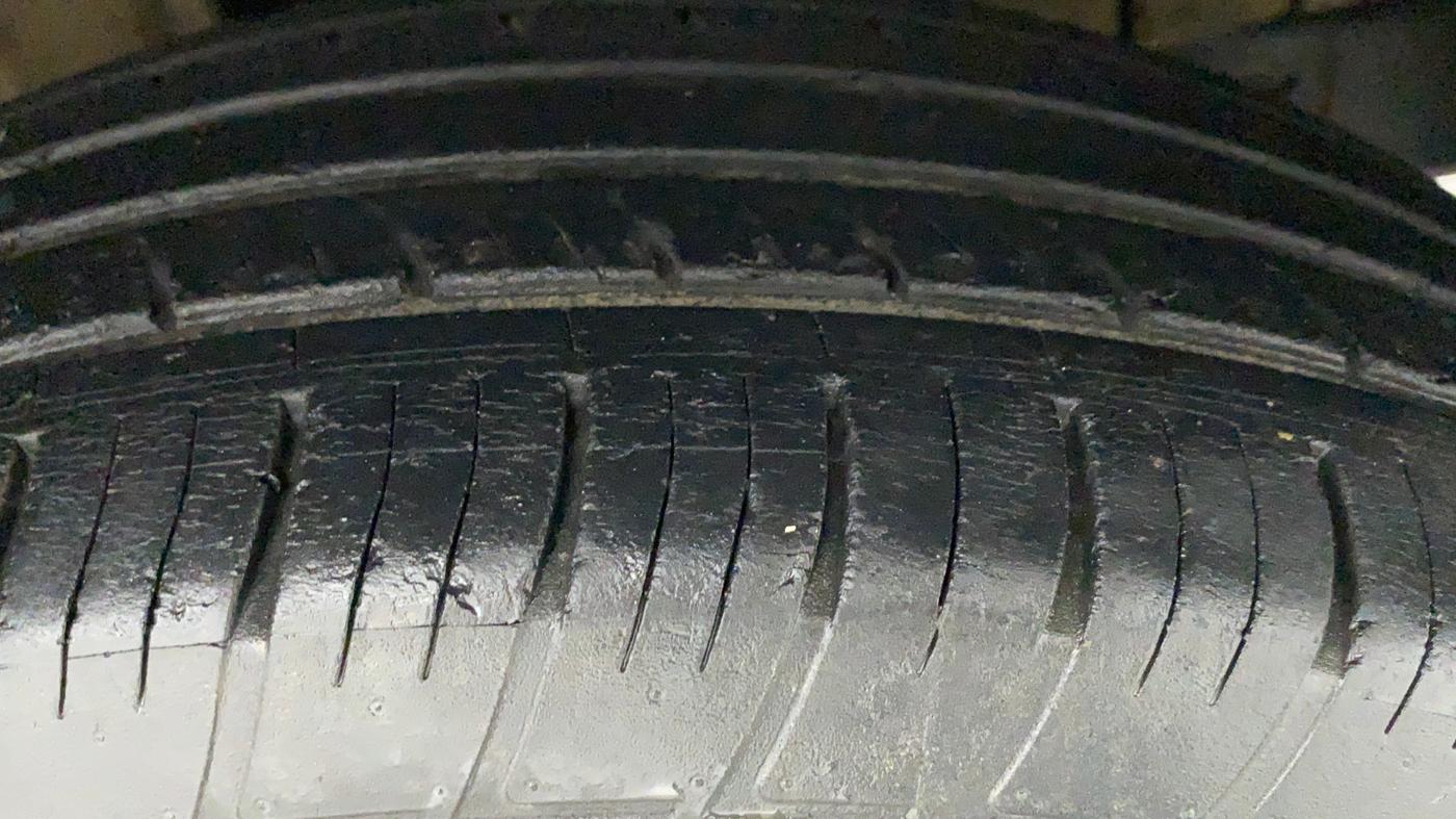 2018 Mahindra Scorpio S7 120 BHP 2WD, Diesel, Manual, 29,165 km, Right Front Tyre Tread