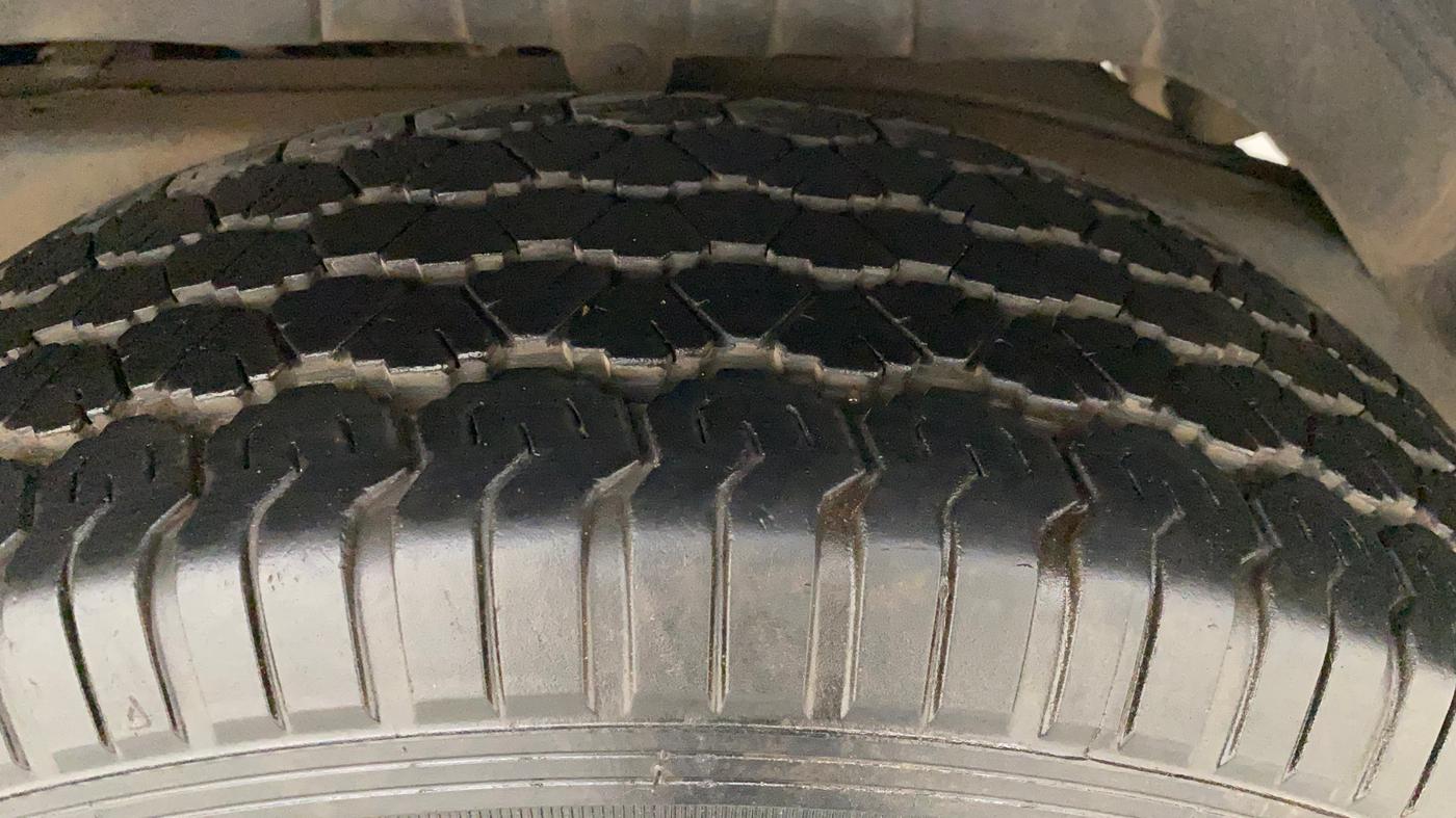 2016 Mahindra TUV300 T8 AMT, Diesel, Automatic, 77,947 km, Left Rear Tyre Tread