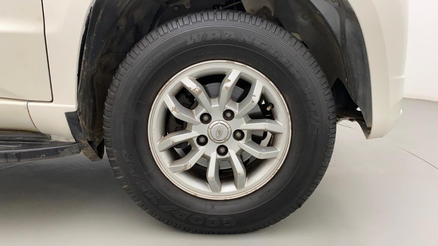 2016 Mahindra TUV300 T8 AMT, Diesel, Automatic, 77,947 km, Right Front Wheel