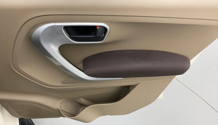 2016 Mahindra TUV300 T8 AMT, Diesel, Automatic, 77,947 km, Driver Side Door Panels Control