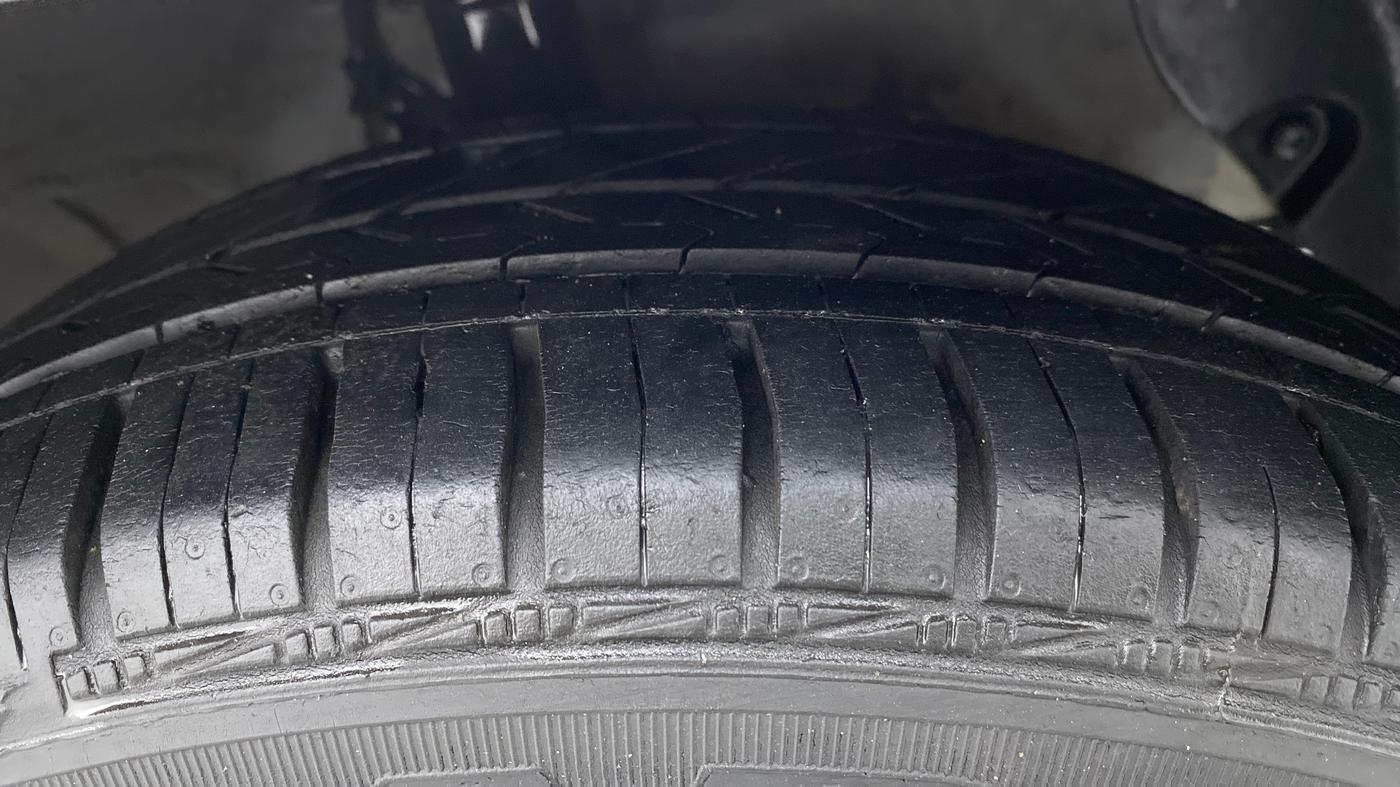 2017 Hyundai Grand i10 SPORTZ (O) 1.2 AT VTVT, Petrol, Automatic, 39,261 km, Right Front Tyre Tread
