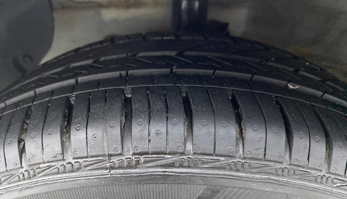 2017 Hyundai Grand i10 SPORTZ (O) 1.2 AT VTVT, Petrol, Automatic, 39,261 km, Left Front Tyre Tread