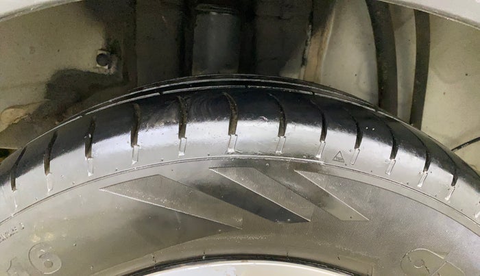 2023 KIA CARENS PRESTIGE 1.5 DIESEL IMT 7 STR, Diesel, Manual, 1,02,184 km, Right Rear Tyre Tread