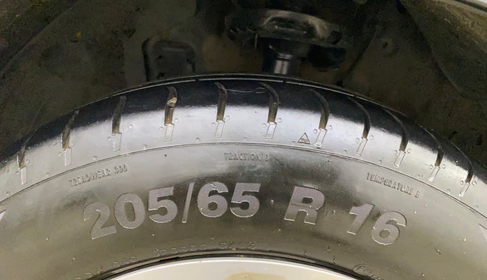 2023 KIA CARENS PRESTIGE 1.5 DIESEL IMT 7 STR, Diesel, Manual, 1,02,184 km, Left Front Tyre Tread