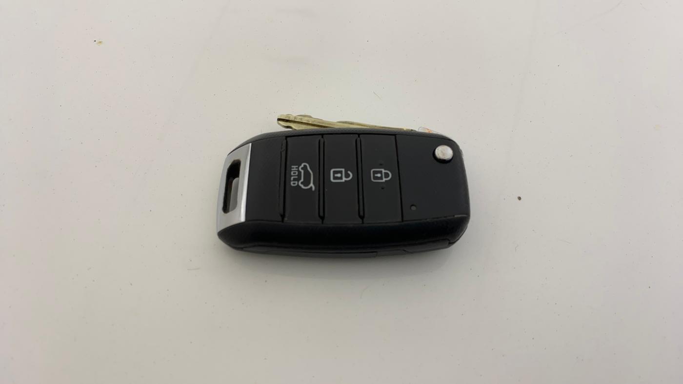 2023 KIA CARENS PRESTIGE 1.5 DIESEL IMT 7 STR, Diesel, Manual, 1,02,184 km, Key Close Up