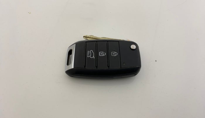 2023 KIA CARENS PRESTIGE 1.5 DIESEL IMT 7 STR, Diesel, Manual, 1,02,184 km, Key Close Up