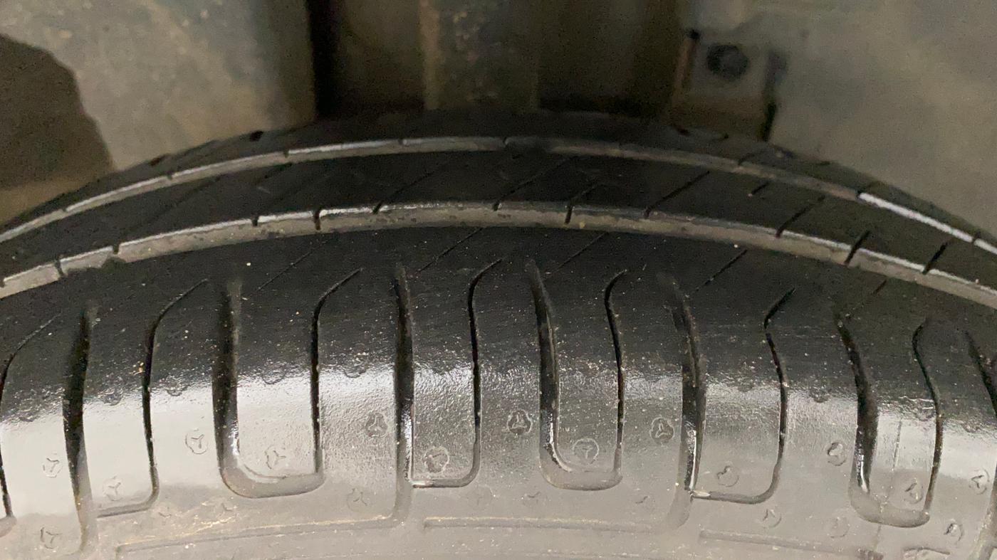 2017 Renault Kwid RXT 1.0 AMT (O), Petrol, Automatic, 58,795 km, Right Front Tyre Tread
