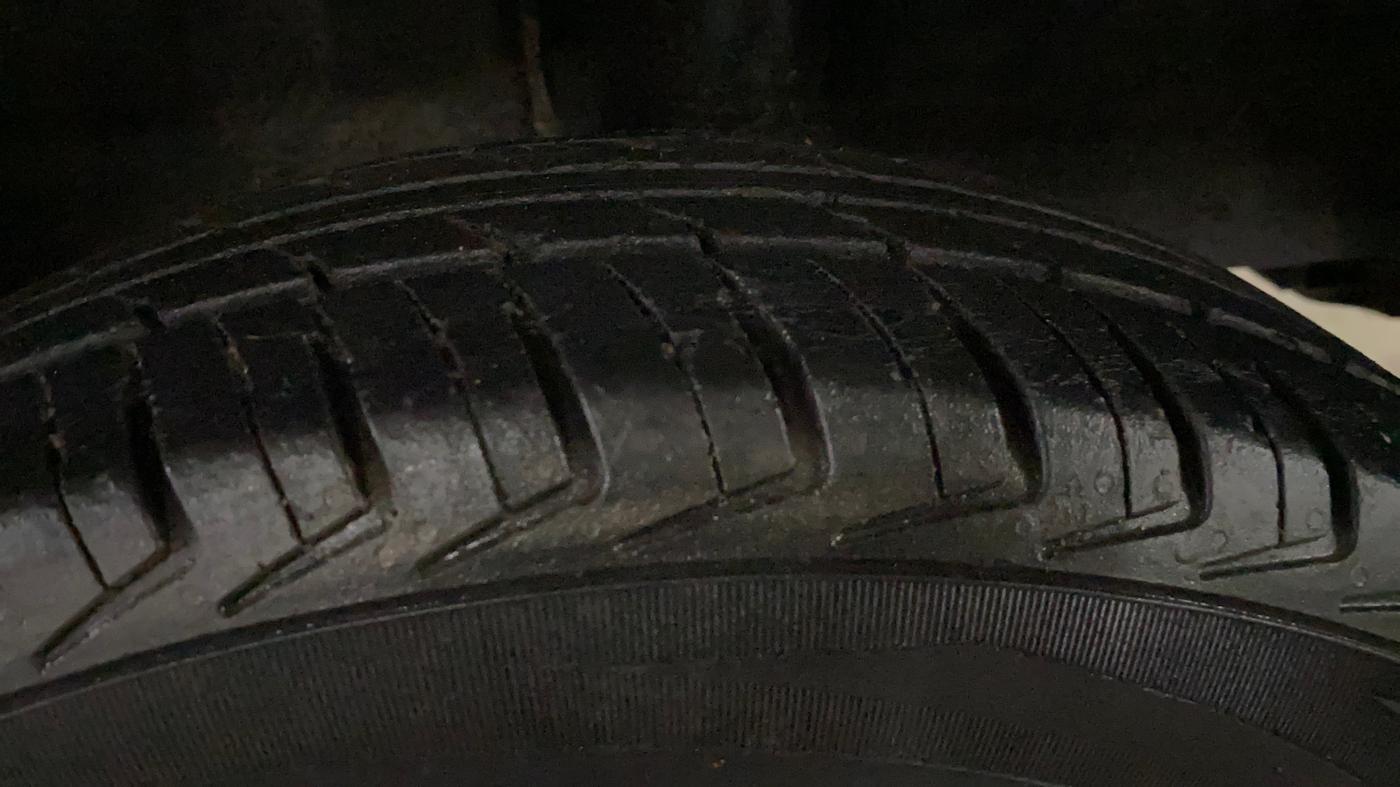 2019 Renault Kwid RXT 1.0 AMT (O), Petrol, Automatic, 97,861 km, Left Rear Tyre Tread