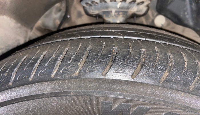 2021 Mahindra XUV300 W8 (O) 1.5 DIESEL, Diesel, Manual, 75,937 km, Left Front Tyre Tread