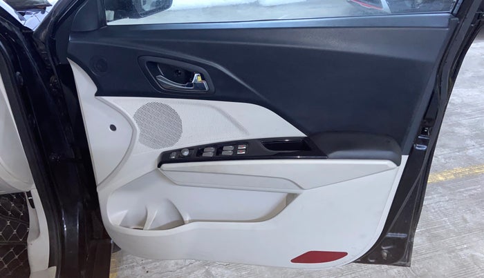 2021 Mahindra XUV300 W8 (O) 1.5 DIESEL, Diesel, Manual, 75,937 km, Driver Side Door Panels Control