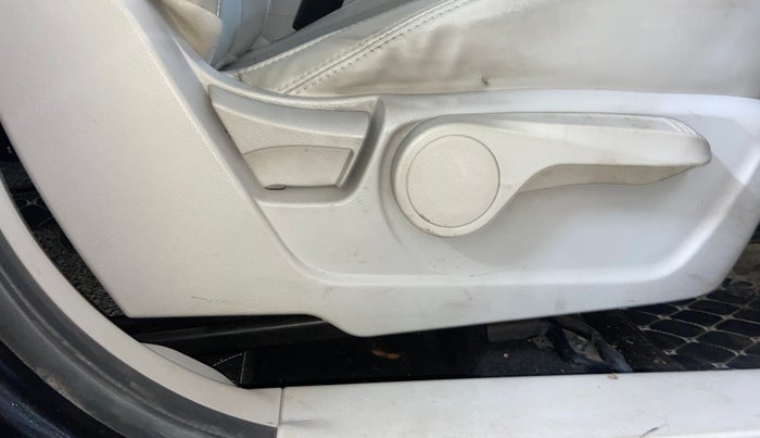 2021 Mahindra XUV300 W8 (O) 1.5 DIESEL, Diesel, Manual, 75,937 km, Driver Side Adjustment Panel