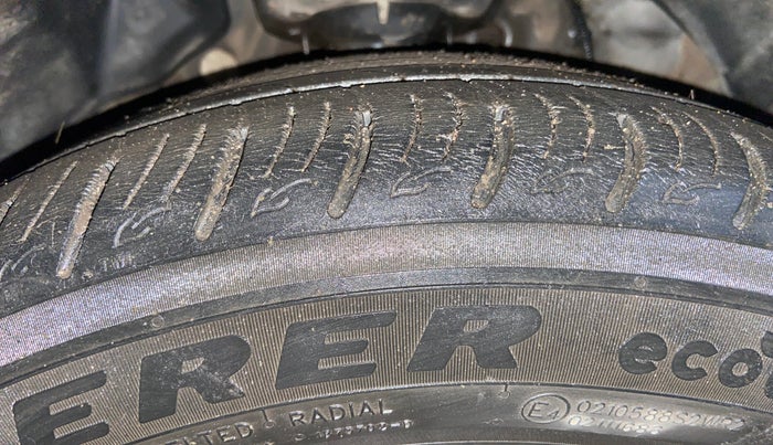 2021 Mahindra XUV300 W8 (O) 1.5 DIESEL, Diesel, Manual, 75,937 km, Right Front Tyre Tread