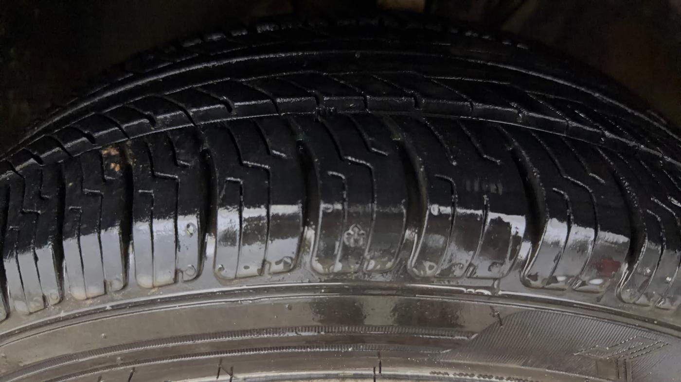 2017 Volkswagen Ameo HIGHLINE1.2L PLUS 16 ALLOY, Petrol, Manual, 82,189 km, Left Front Tyre Tread