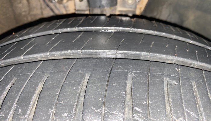 2015 Volkswagen Vento HIGHLINE 1.5 AT, Diesel, Automatic, 70,376 km, Right Front Tyre Tread