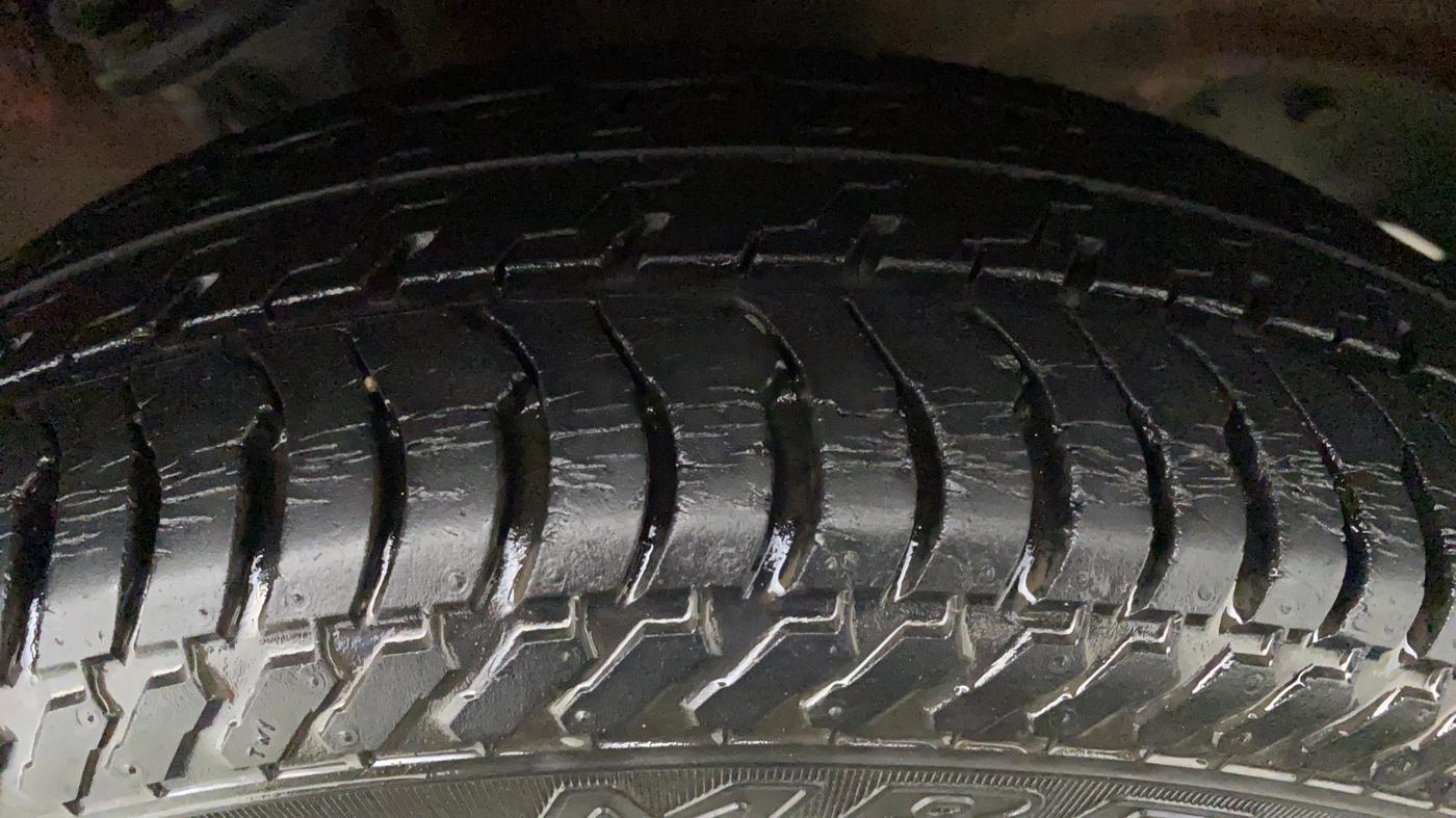 2015 Maruti Alto K10 VXI, Petrol, Manual, 25,335 km, Left Front Tyre Tread