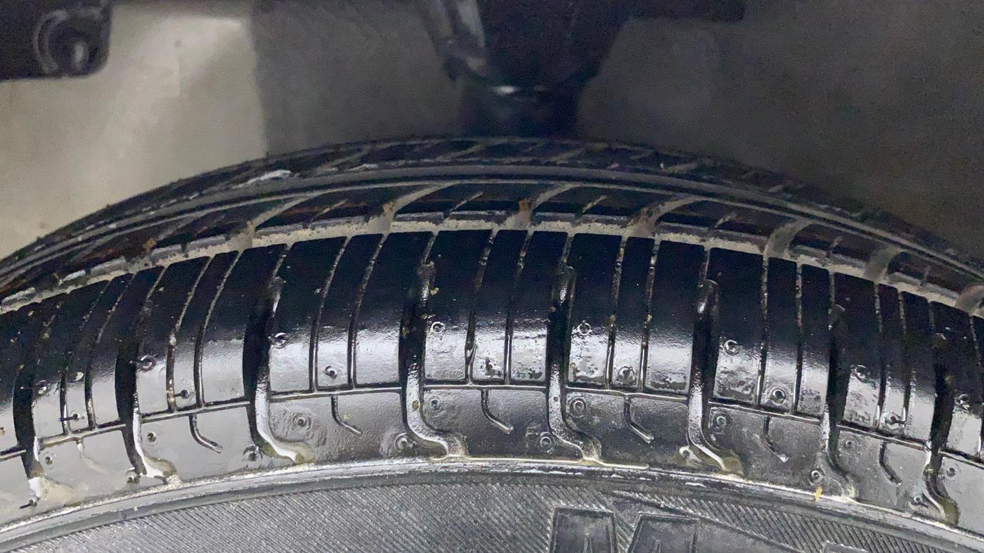 2016 Hyundai Eon ERA +, Petrol, Manual, 28,775 km, Left Front Tyre Tread