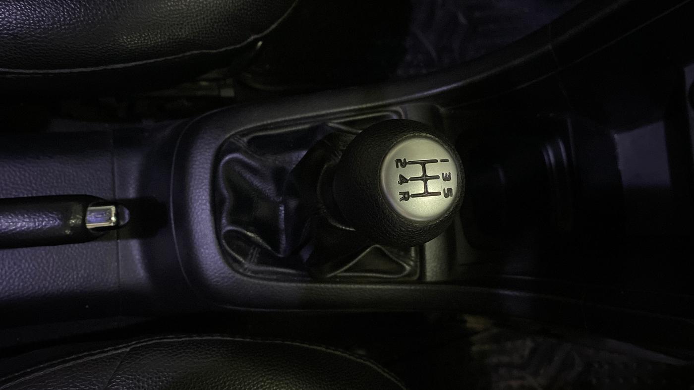 2015 Maruti Swift VXI, Petrol, Manual, 49,352 km, Gear Lever