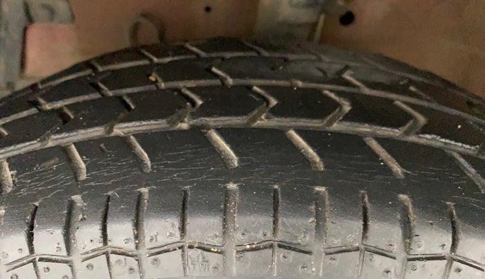 2014 Maruti Swift VXI, Petrol, Manual, 52,802 km, Left Front Tyre Tread