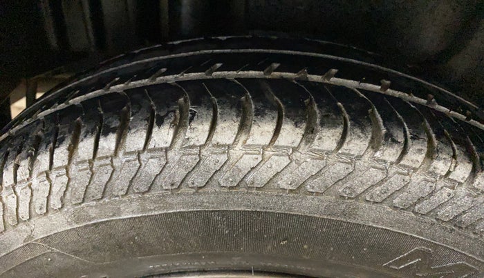 2015 Maruti Swift Dzire LXI (O), Petrol, Manual, 45,556 km, Right Rear Tyre Tread
