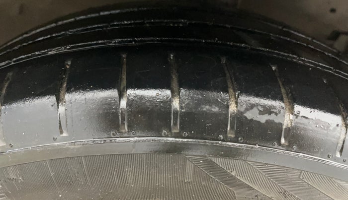 2016 Maruti Ciaz ZXI+ AT, Petrol, Automatic, 1,02,686 km, Right Front Tyre Tread