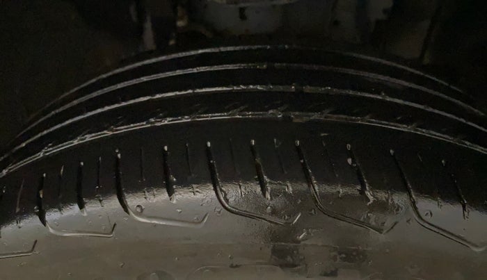 2022 Renault Kiger RXZ AMT DUAL TONE, Petrol, Automatic, 1,07,384 km, Right Front Tyre Tread