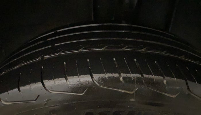 2022 Renault Kiger RXZ AMT DUAL TONE, Petrol, Automatic, 1,07,384 km, Left Rear Tyre Tread