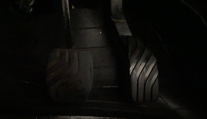 2022 Renault Kiger RXZ AMT DUAL TONE, Petrol, Automatic, 1,07,384 km, Pedals