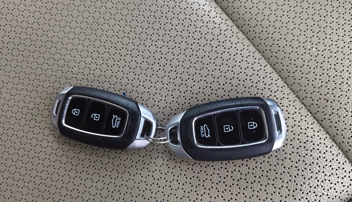 2018 Hyundai Verna 1.6 VTVT SX O, Petrol, Manual, 1,11,324 km, Key Close Up