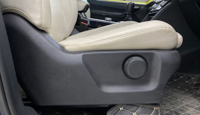 2022 Mahindra XUV700 AX 7 LUXURY D MT 7 STR, Diesel, Manual, 58,100 km, Driver Side Adjustment Panel