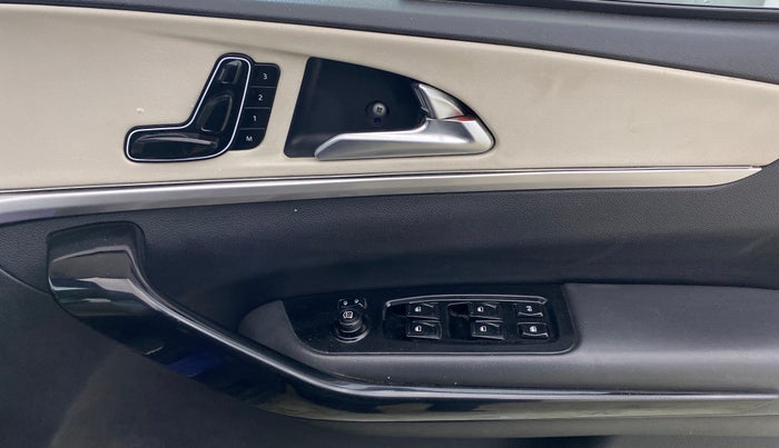 2022 Mahindra XUV700 AX 7 LUXURY D MT 7 STR, Diesel, Manual, 58,100 km, Driver Side Door Panels Control