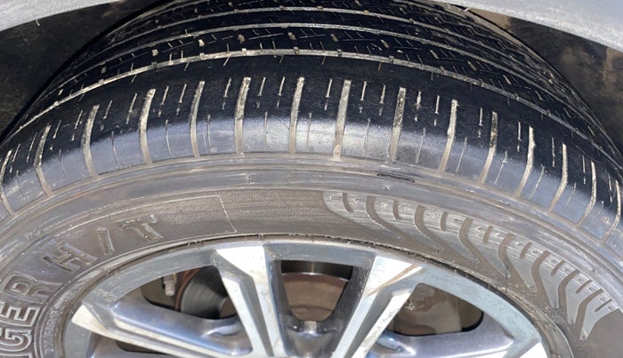 2022 Mahindra XUV700 AX 7 LUXURY D MT 7 STR, Diesel, Manual, 58,100 km, Right Front Tyre Tread