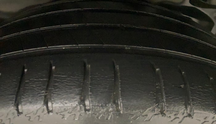 2018 Tata Hexa XTA 4X2 7 STR, Diesel, Automatic, 90,902 km, Left Rear Tyre Tread