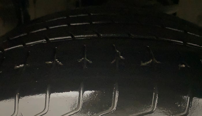 2018 Tata Hexa XTA 4X2 7 STR, Diesel, Automatic, 90,902 km, Right Front Tyre Tread