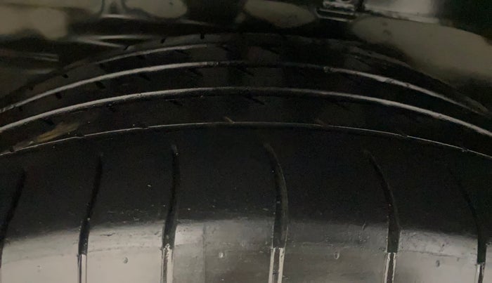 2018 Tata Hexa XTA 4X2 7 STR, Diesel, Automatic, 90,902 km, Right Rear Tyre Tread