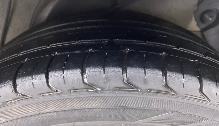 2015 Hyundai Verna FLUIDIC 4S 1.6 VTVT S(O), Petrol, Manual, 1,05,210 km, Left Rear Tyre Tread