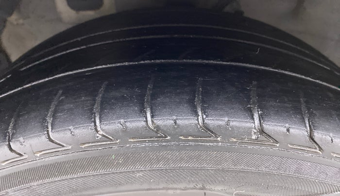2015 Hyundai Verna FLUIDIC 4S 1.6 VTVT S(O), Petrol, Manual, 1,05,210 km, Left Front Tyre Tread