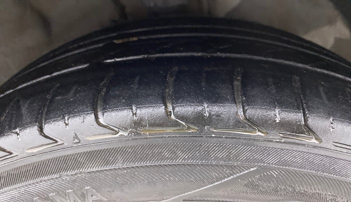 2015 Hyundai Verna FLUIDIC 4S 1.6 VTVT S(O), Petrol, Manual, 1,05,210 km, Right Front Tyre Tread