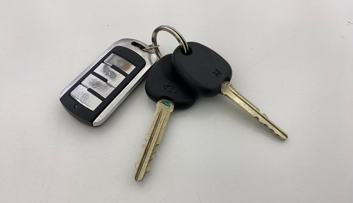 2018 Hyundai Xcent E+, CNG, Manual, 70,296 km, Key Close Up