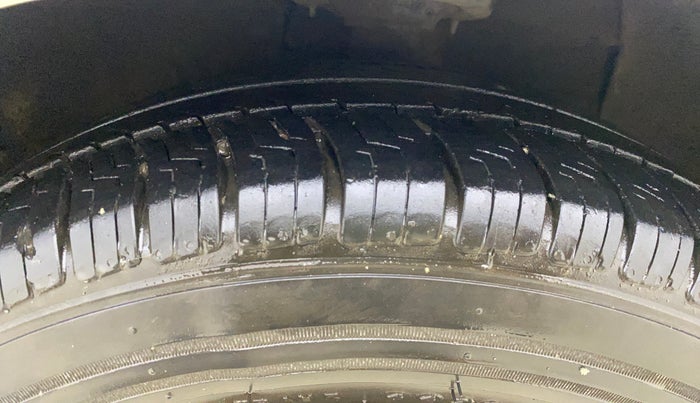 2018 Hyundai Xcent E+, CNG, Manual, 70,296 km, Right Front Tyre Tread